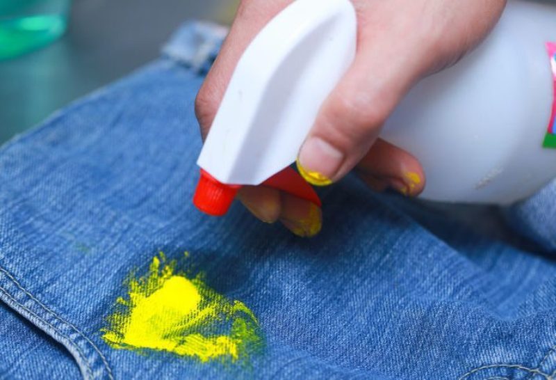 Вывод пятна краски с джинсов