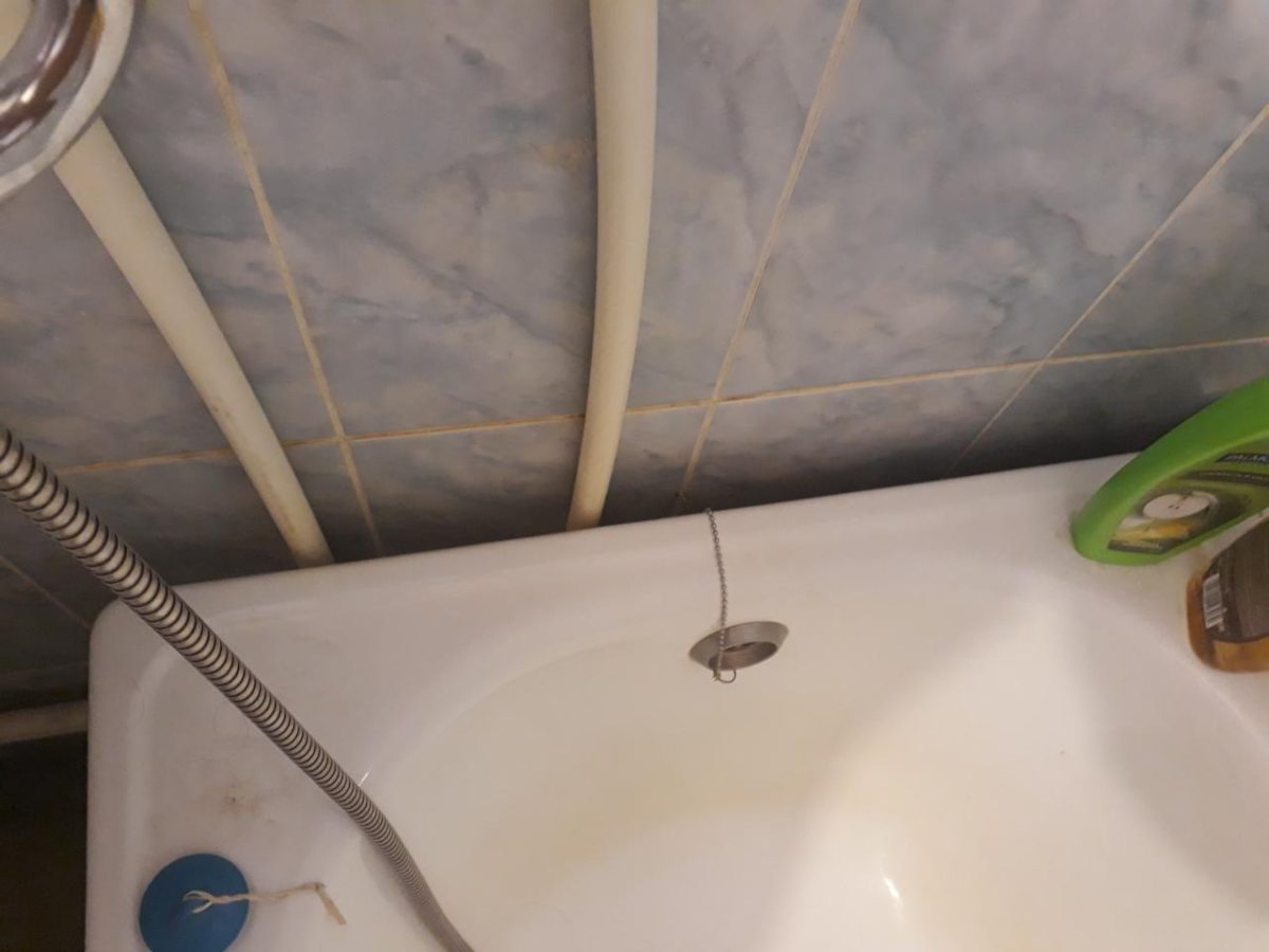 Как убрать зазор между ванной и стеной