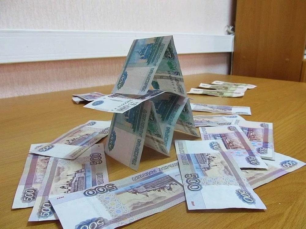 Пирамида из денег