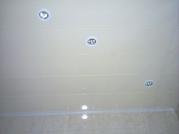 Обшивка потолка в ванной пластиковыми панелями
