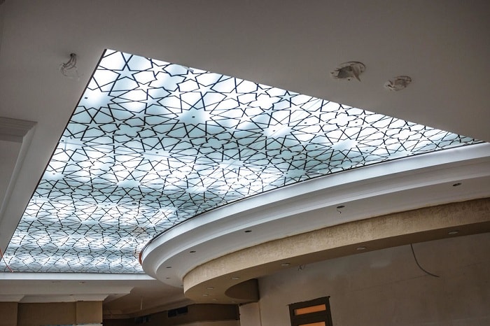 Потолок из стекла с подсветкой