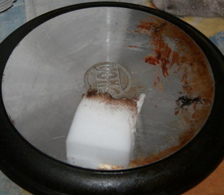Мытье сковороды меламиновой губкой