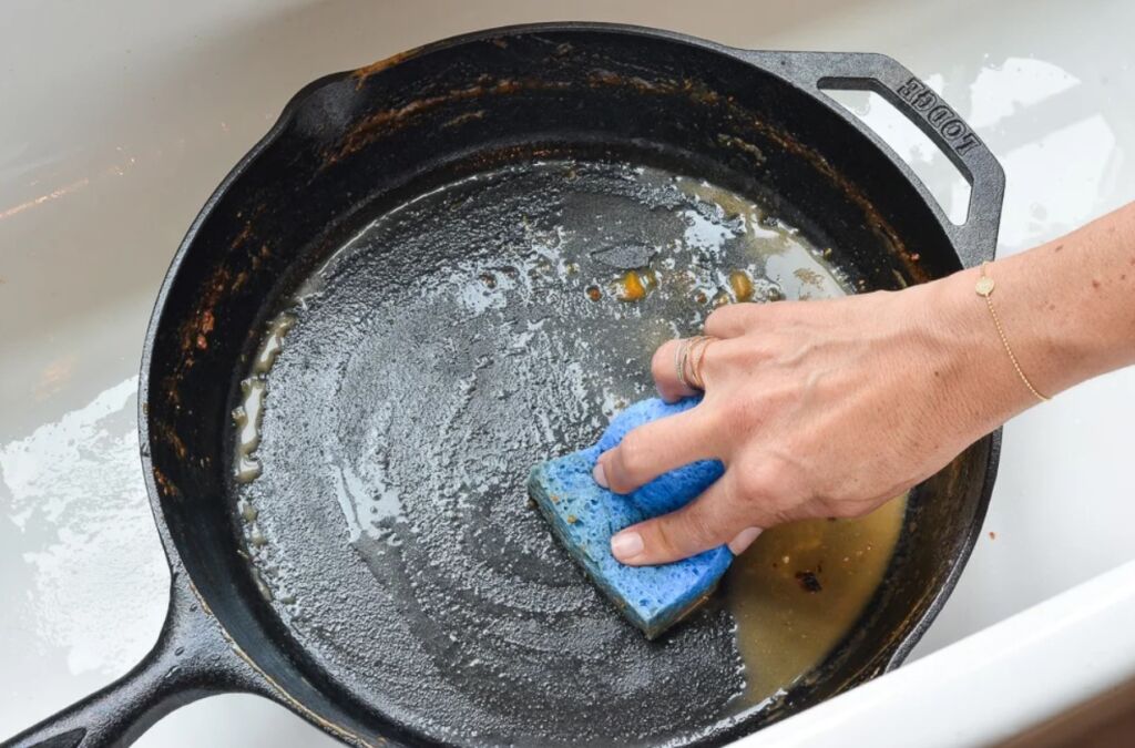 Мытье чугунной сковородки