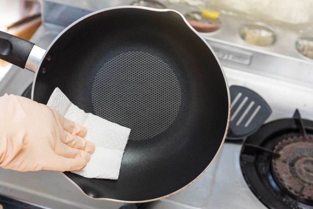Очистка сковороды с антипригарным покрытием