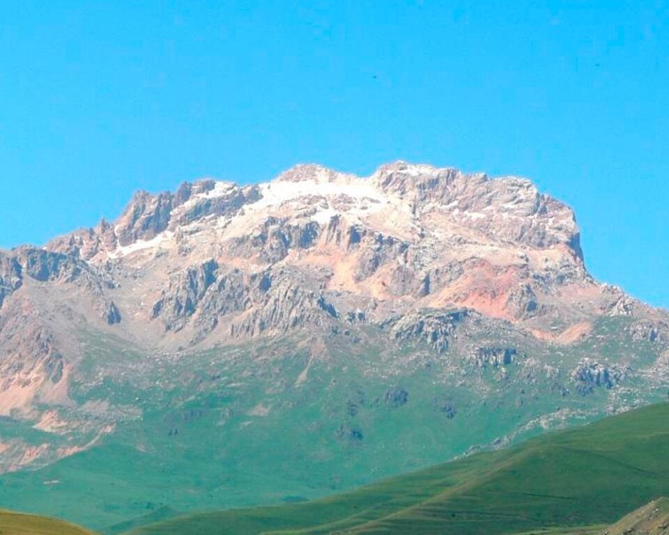Шалбуздаг высота. Мискинджа Шалбуздаг. Шалбуздаг Священная гора. Шалбуздаг в Дагестане. Высота горы Шалбуздаг.